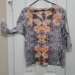 3/4 length 3 button V-neck top